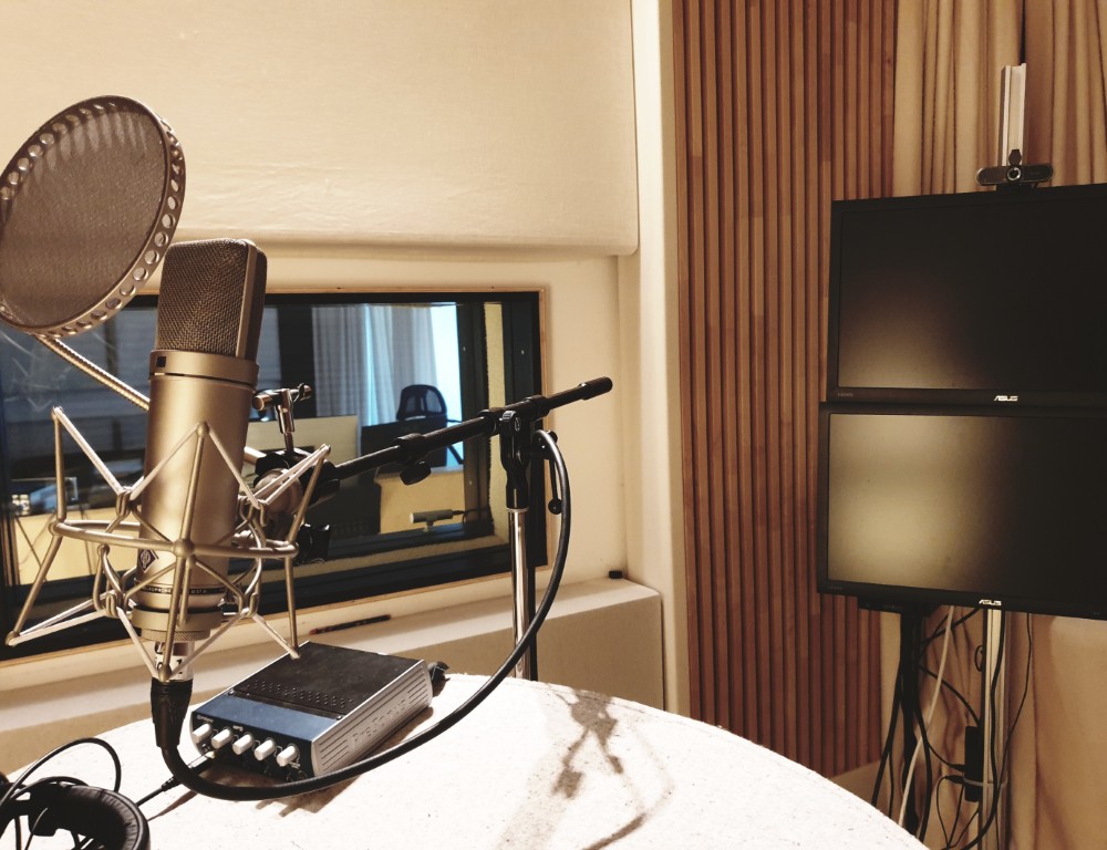 Aufnahmetisch und Monitor im Studio